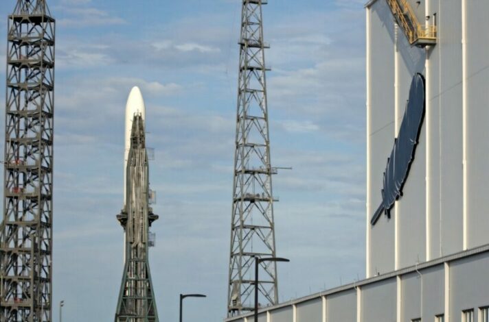 Blue Origin откладывает первый запуск гигантской ракеты New Glenn