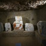 Раскопки в храме-усыпальнице царицы Хатшепсут свидетельствуют об искусных захоронениях, украшенных блоках и древних инструментах