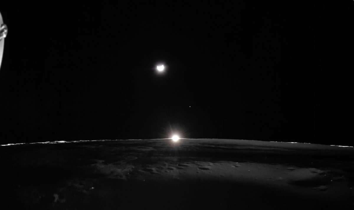 Космический аппарат "Голубой призрак" снимает редкие, потрясающие виды затмения Земли Луной