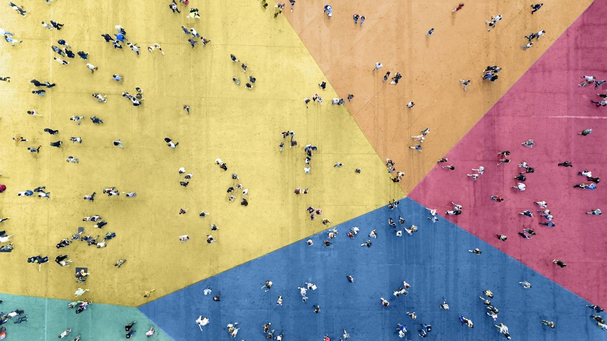 Как математика помогает предсказать движение толпы: от коридоров до городских площадей