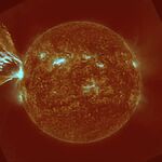 Мощная солнечная вспышка X-класса, извергающаяся с поверхности Солнца, снята на камеру