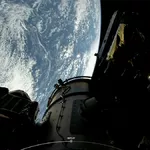 Частный космический корабль, выполняющий историческую миссию, сейчас падает в космосе