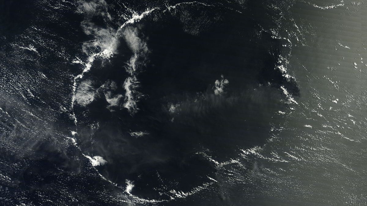 Гигантское, почти идеальное облачное кольцо появилось в центре Тихого океана