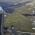 Лава прорывается сквозь защитные барьеры Гриндавика, когда начинается новое извержение вулкана на полуострове Рейкьянес в Исландии