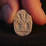 Трехлетняя девочка нашла в Израиле древнеегипетский амулет возрастом 3800 лет