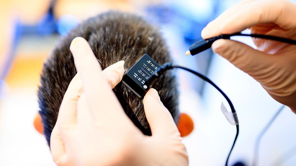 Имплантат для чтения мыслей преобразует сигналы мозга в речь