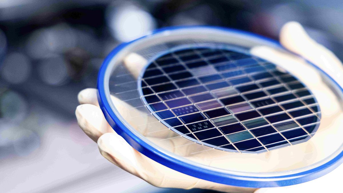 Свет вместо тока: революционный фотонный чип для ИИ вышел в производство