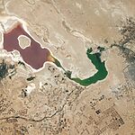 Двуликое озеро Разаза: как засуха превратила водоем в сюрреалистичный пейзаж