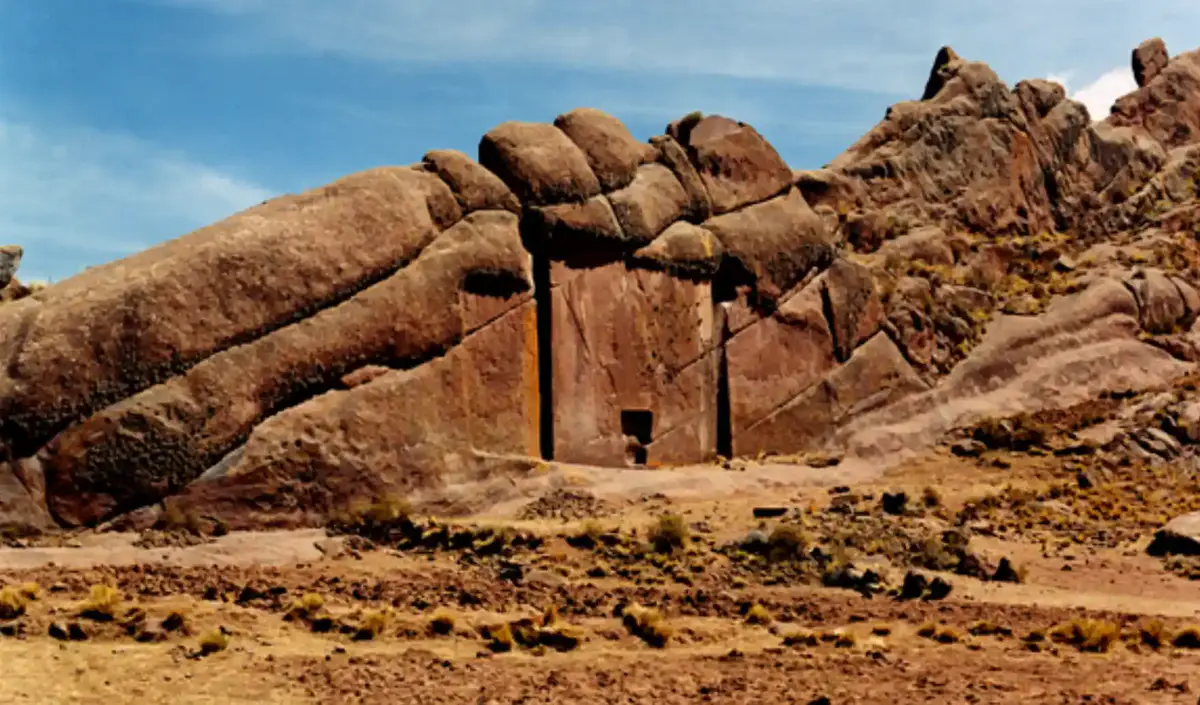 Почему древние дверные проемы, которые никуда не ведут, встречаются по всему миру