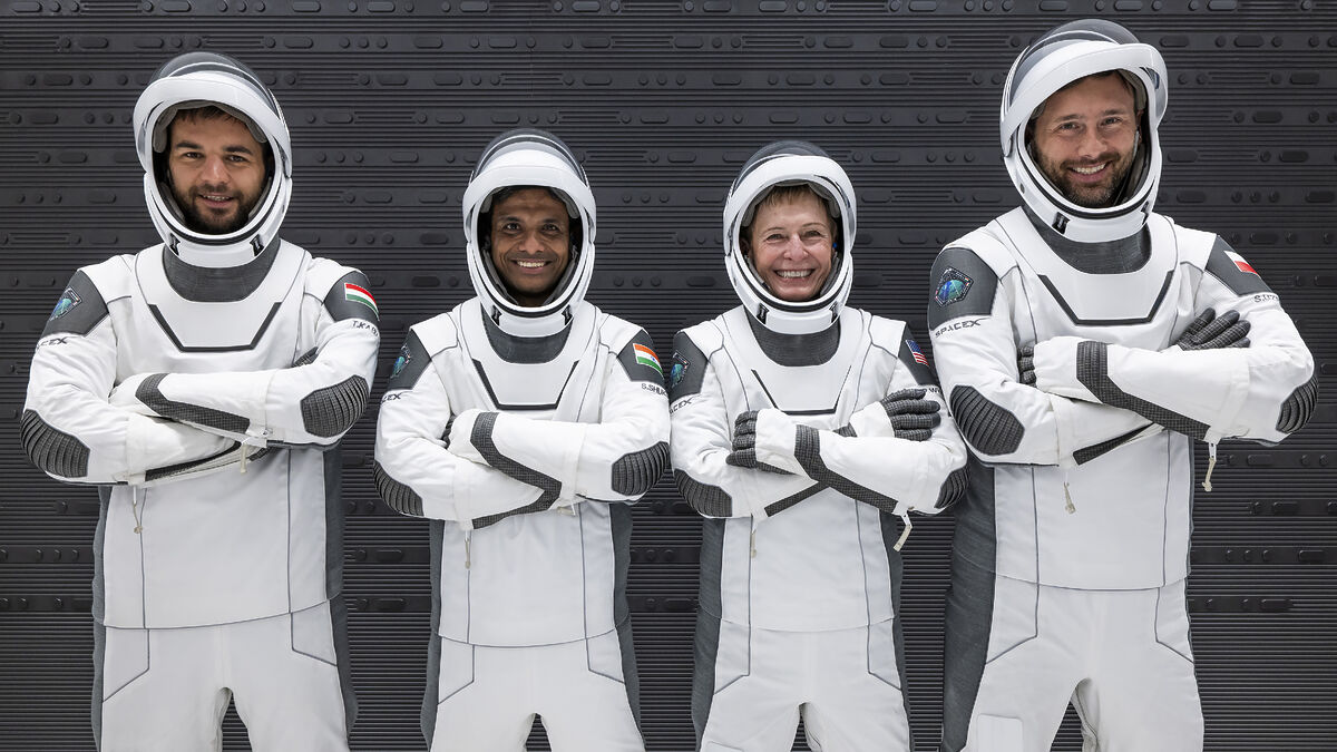 Утечка на МКС снова откладывает запуск частной миссии SpaceX