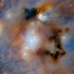 Камера темной энергии рисует космический шедевр Chamaeleon I, освещая место рождения звезд