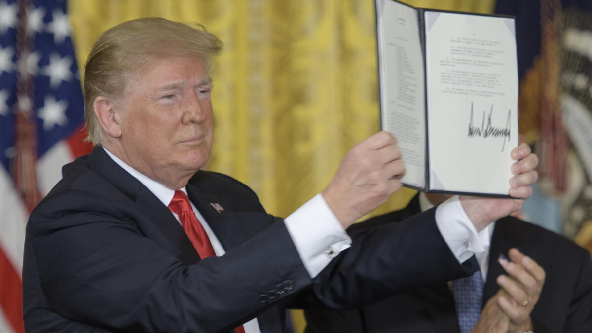 Лунная гонка: кто будет добывать ресурсы и защитит историю освоения Луны?