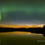 Редкое зрелище: полярное сияние и серебристые облака вместе украсили небо Канады