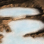 Марсианские ледники: Чистый лёд под слоем пыли как ресурс для будущих колонистов