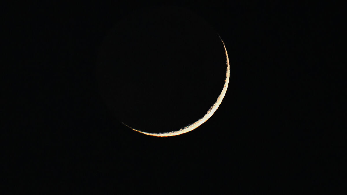 Лунный серп и Регул: Королевское свидание на закатном небе 26 июля