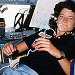 Космическое наследие Салли Райд: Рекордные торги за артефакты первой американки в космосе