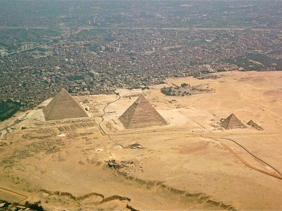 Песчаные Сфинксы: Под плато Гиза нашли загадочную L-образную аномалию