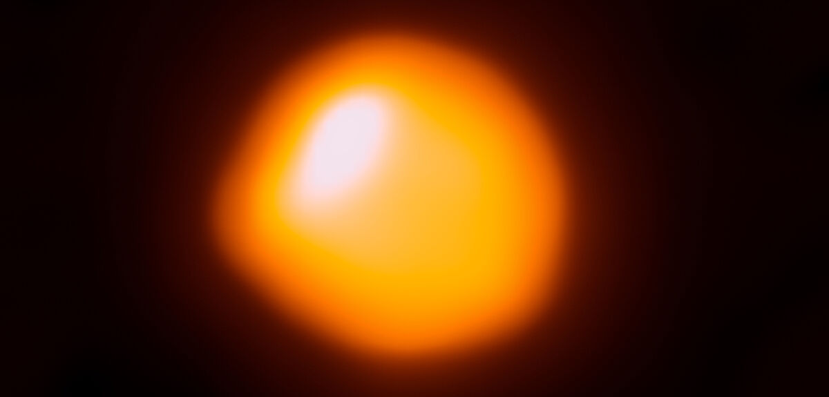 Красный сверхгигант DFK 52 и тайна гигантского газопылевого облака