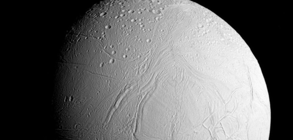 Радиолитическая зона обитаемости: как космические лучи могут питать жизнь на ледяных мирах