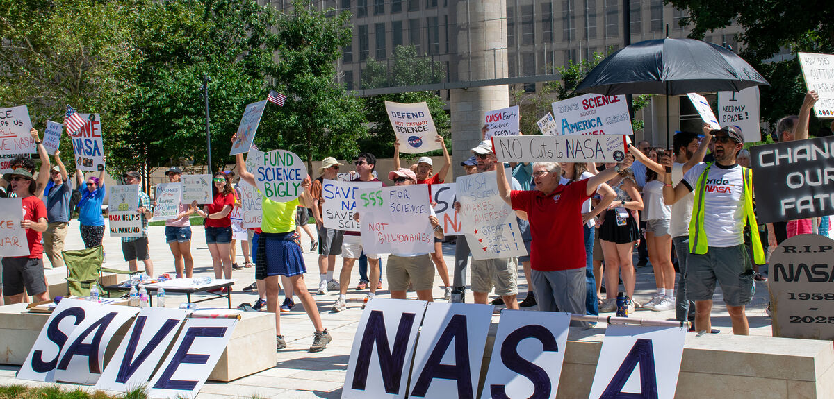 Указ Трампа лишил сотрудников NASA права на коллективные переговоры: протесты и угроза для будущего космических программ