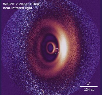 Планета-младенец WISPIT 2b: Космический «Пакман» в протопланетном диске