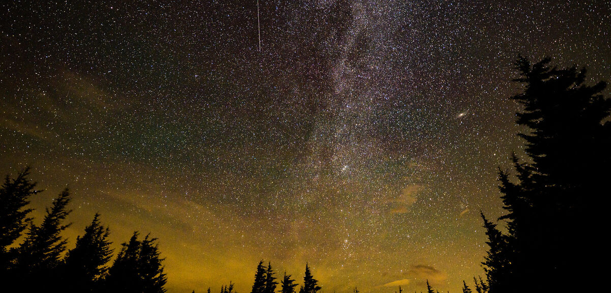 Лунный свет против Персеид: как увидеть звездопад в 2025 году несмотря на помехи