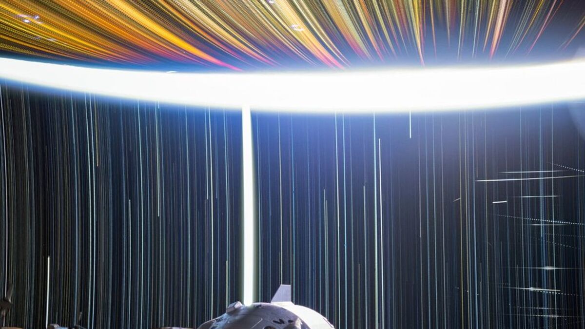 Уникальный снимок с МКС: звезды, спутники и огни Земли в одном кадре