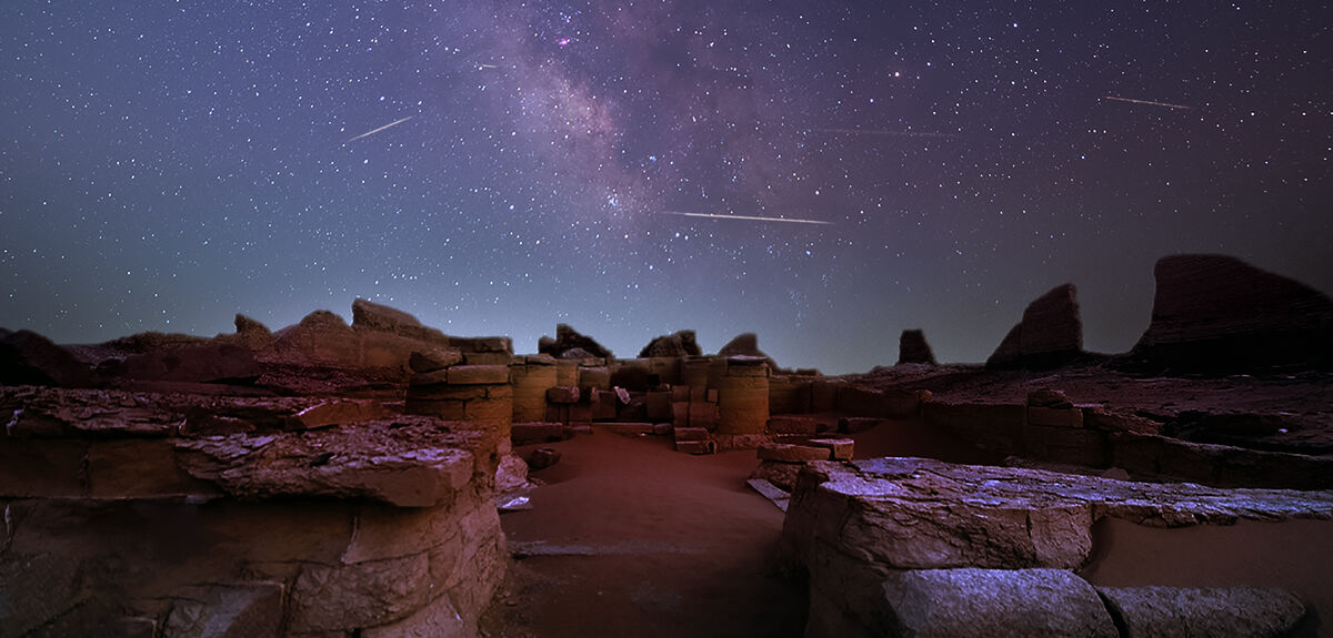 Звездная феерия над древним оазисом: Персеиды пронзили Млечный Путь у храма крокодилоголового бога