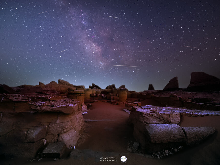 Звездная феерия над древним оазисом: Персеиды пронзили Млечный Путь у храма крокодилоголового бога