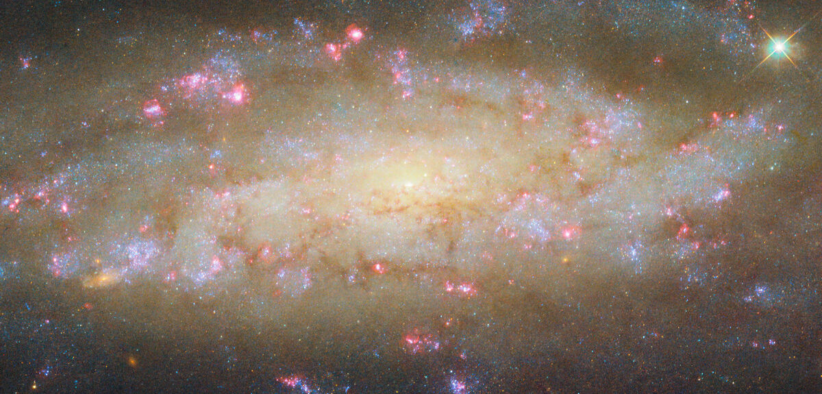 NGC 7456: Спиральная галактика с тайнами звёздного рождения и загадочными рентгеновскими источниками