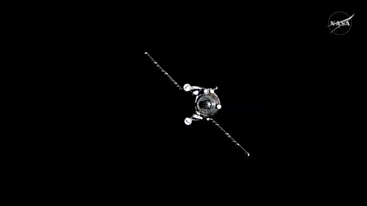 Новый груз для МКС: корабль «Прогресс М-93» успешно состыковался с орбитальной станцией