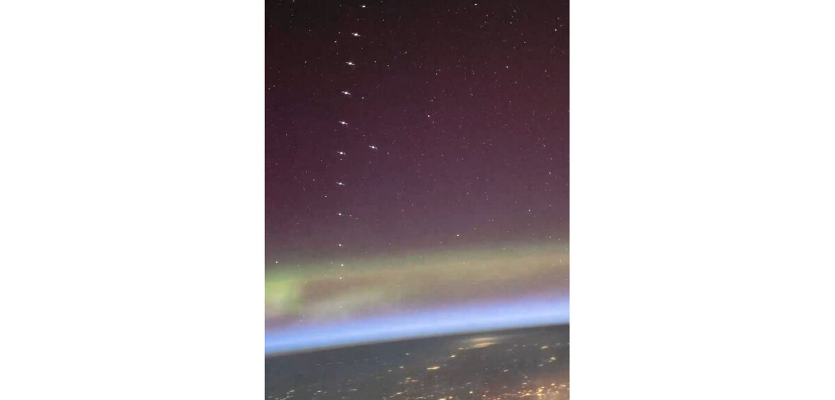 Спутниковый поезд в сиянии авроры: астронавт NASA снял гипнотическое зрелище с МКС