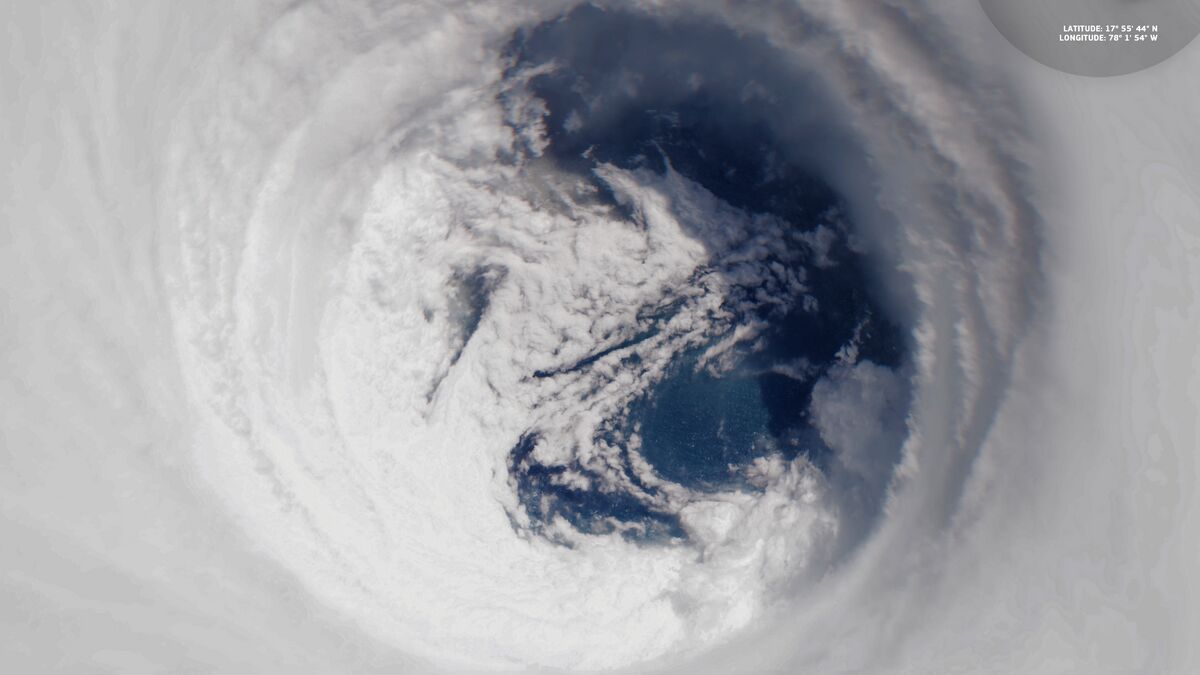 Око из космоса: как спутники следят за ураганами