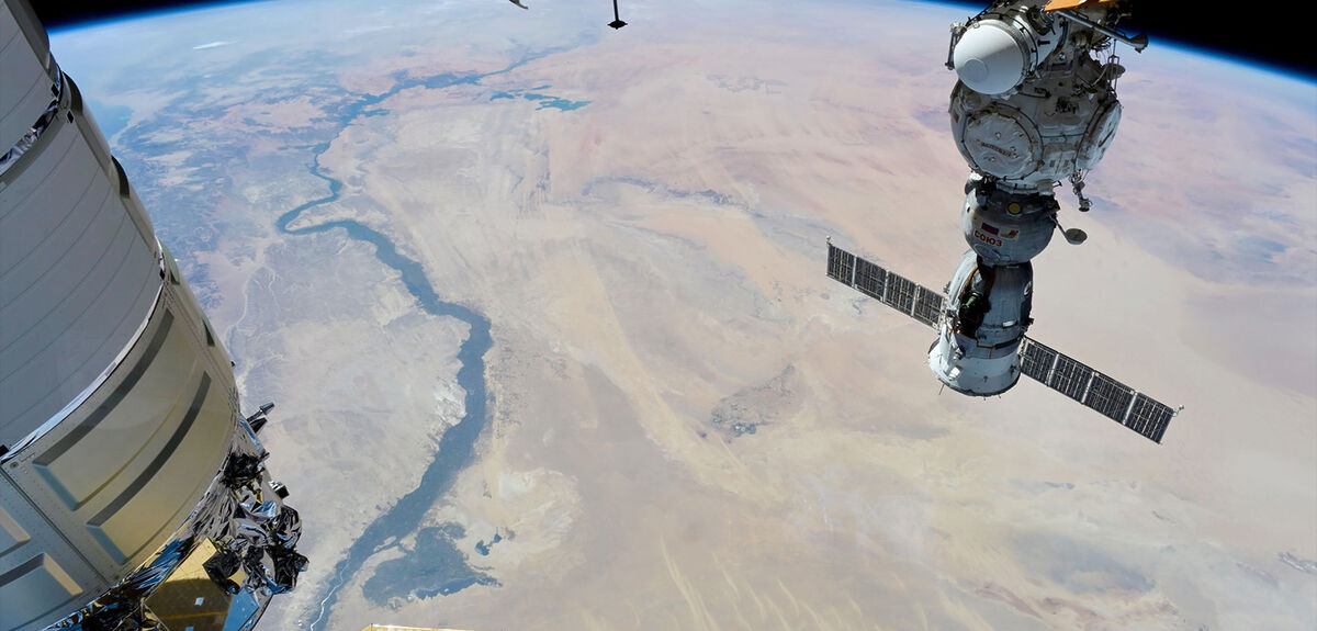 Непрерывная работа на орбите: экипаж МКС ведет научные исследования, несмотря на земные проблемы