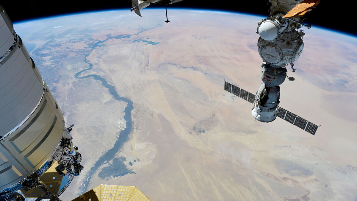 Непрерывная работа на орбите: экипаж МКС ведет научные исследования, несмотря на земные проблемы