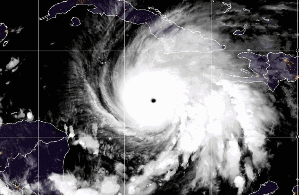 Око из космоса: Спутники следят за смертоносным ураганом «Мелисса»