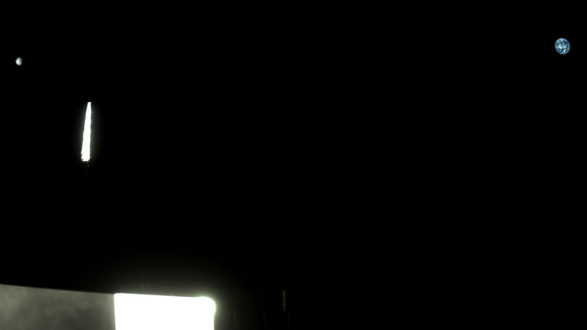 Завораживающий прощальный взгляд: Зонд OSIRIS-APEX сфотографировал Землю и Луну на пути к астероиду-убийце