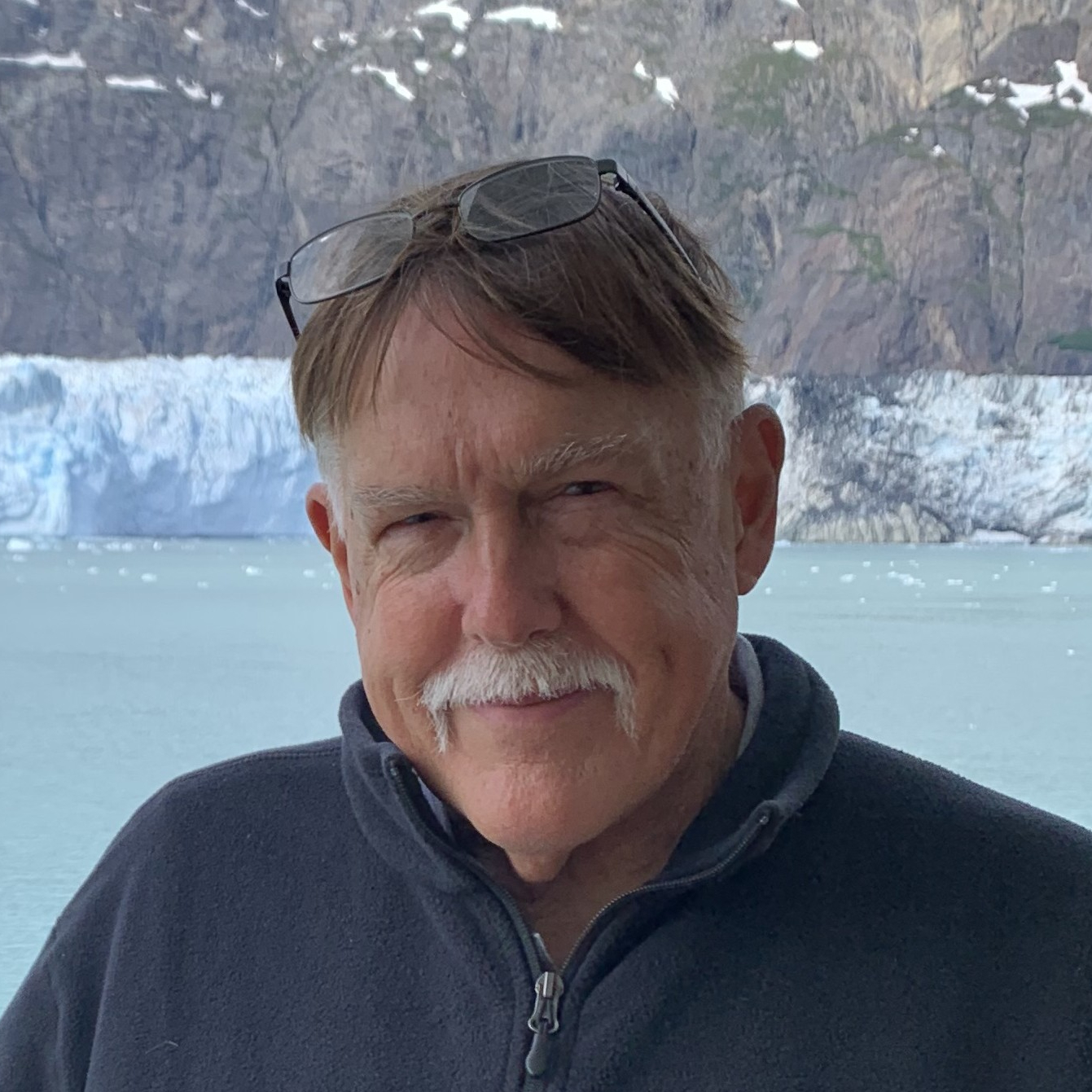 Роберт Лансфорд на фоне заснеженного пейзажа