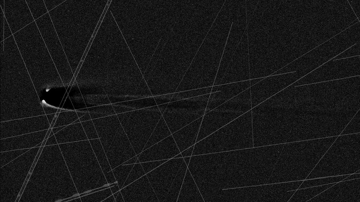 Взгляд на Комету Леммон: Картинки и Улики Саттелитов