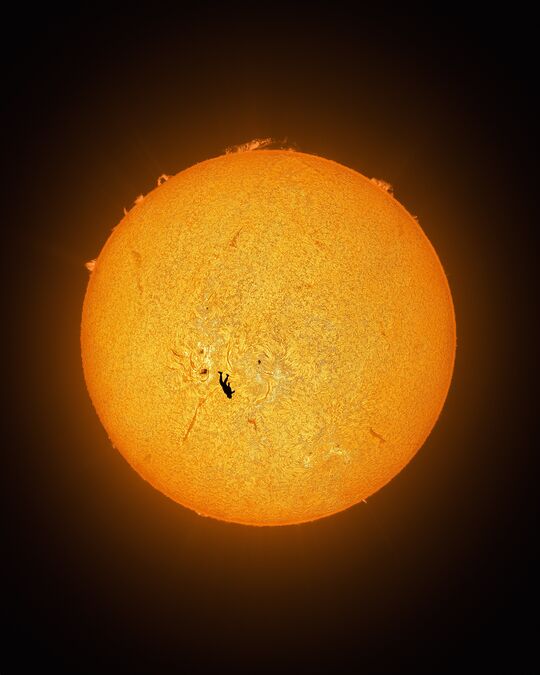 Падение Икара: Невероятный Снимок Солнца с Парашютистом