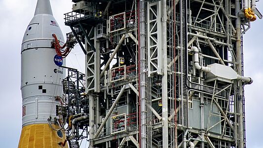 Лунный дебют против старта на МКС: NASA в тисках космического расписания и арктического холода