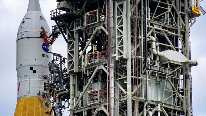 Лунный дебют против старта на МКС: NASA в тисках космического расписания и арктического холода