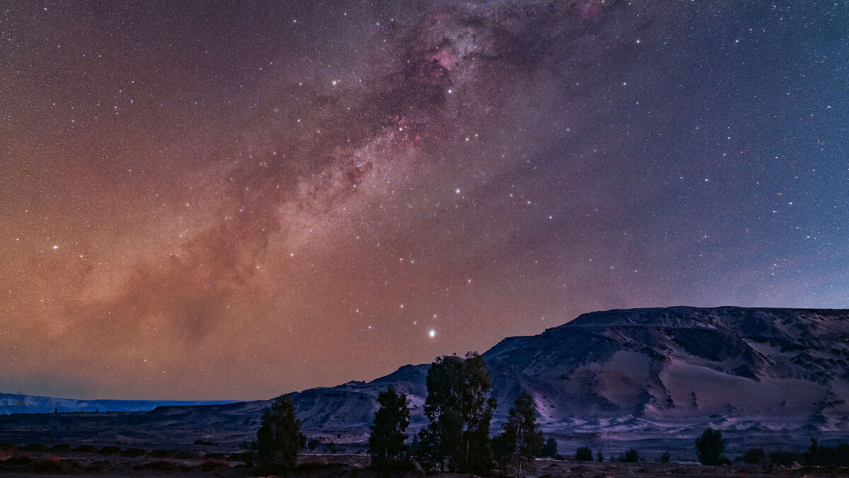 Треугольник лета над Чёрной пустыней: слияние древней земли и звёздного неба