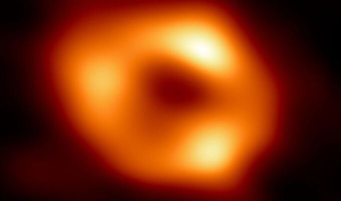 Тайна галактического сердца: черная дыра или сгусток темной материи в центре Млечного Пути?