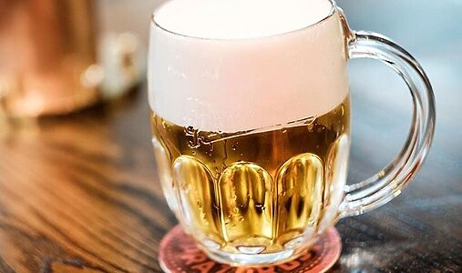 Пиво вместо укола: учёный испытал вакцину в бокале на себе и своей семье