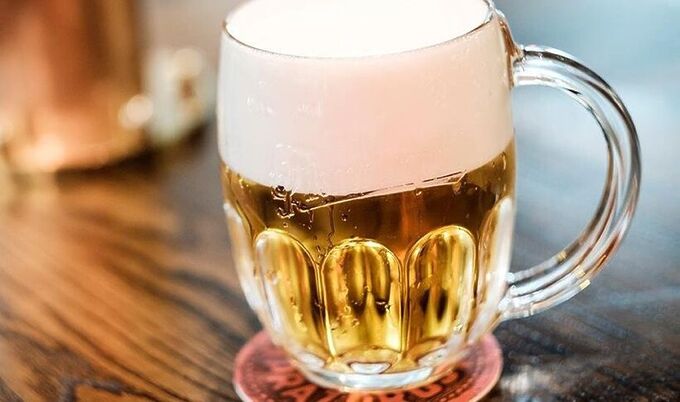 Пиво вместо укола: учёный испытал вакцину в бокале на себе и своей семье