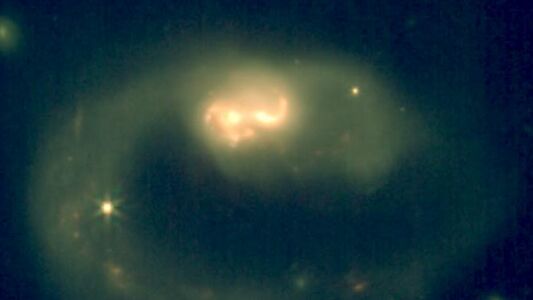 Космическая фабрика жизни: «Джеймс Уэбб» обнаружил залежи органических молекул в сердце далёкой галактики