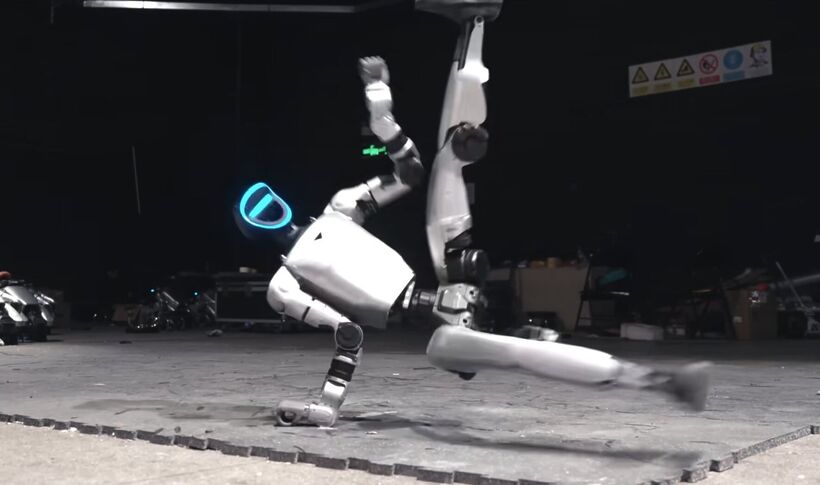 Железный кунг-фу: Роботы-гуманоиды вышли на сцену в Пекине и поразили зрителей пластикой