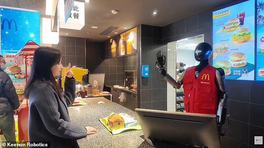 Роботы в красном и жёлтом: как McDonald's в Шанхае протестировал будущее фастфуда