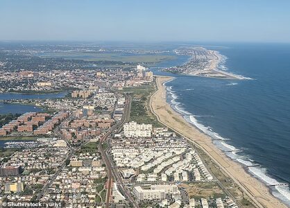 На пляже Нью-Йорка обнаружена 12-метровая туша кита: власти предупреждают об угрозе взрыва